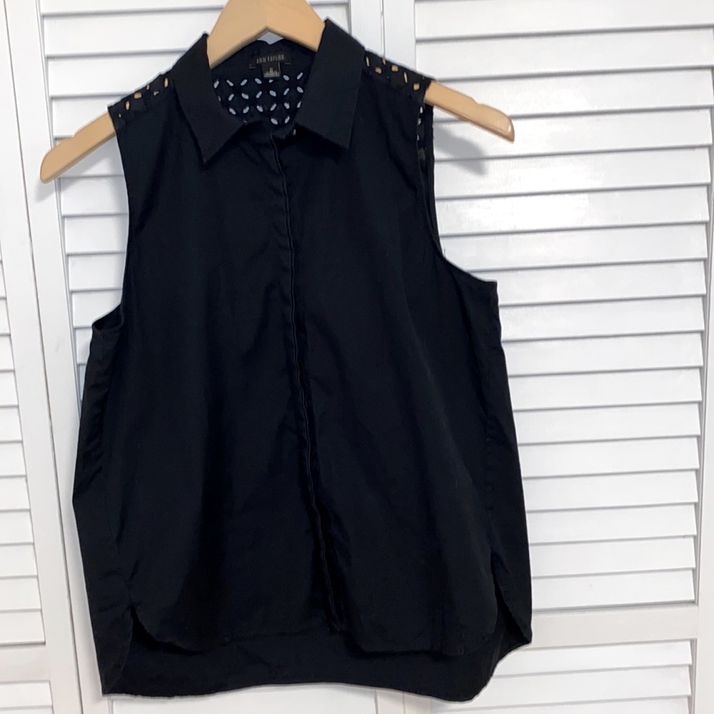 Ann Taylor women's black sleeveless stretch button up blouse size small